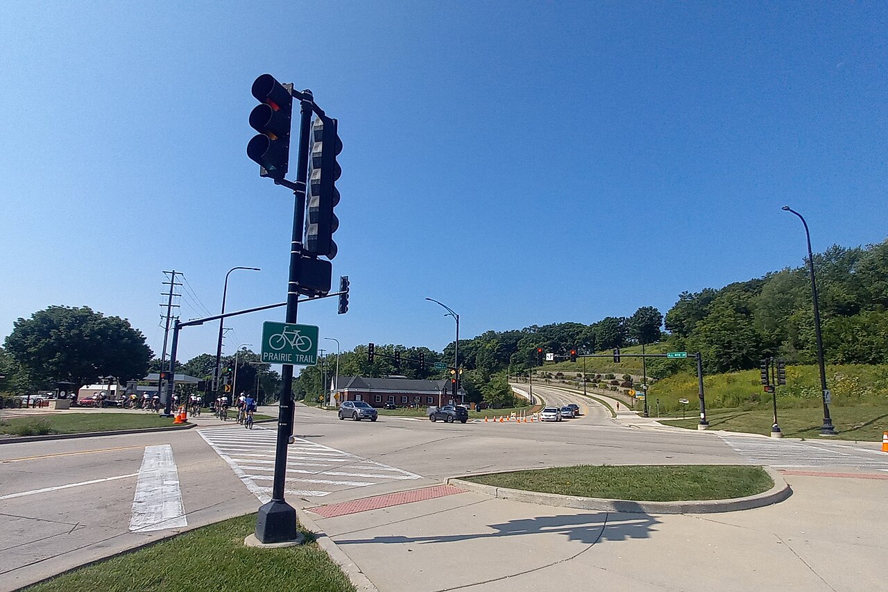 Algonquin, Illinois — Prairie Trail and IL 31 at Main St - Algonquin, IL - July 2024